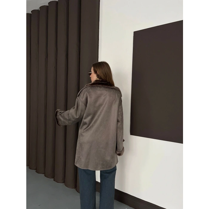 Peluş Detaylı Uzun Lamine Kaban Kahve