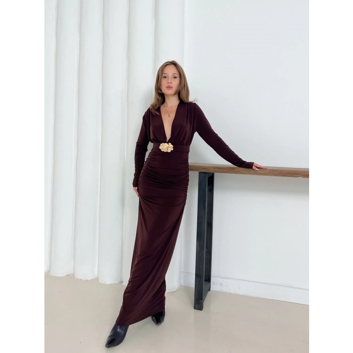 Aksesuar Detaylı Dekolte Sandy Elbise Kahverengi