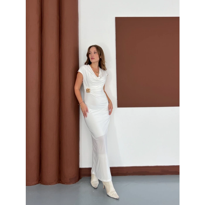 Aksesuarlı Büzgü Detaylı Elbise Beyaz