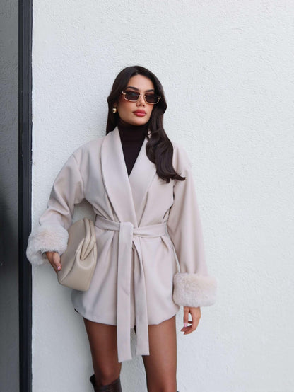 Kürk Manşetli Bağlamalı Kısa Kaban