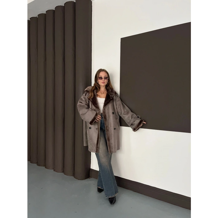 Peluş Detaylı Uzun Lamine Kaban Kahve