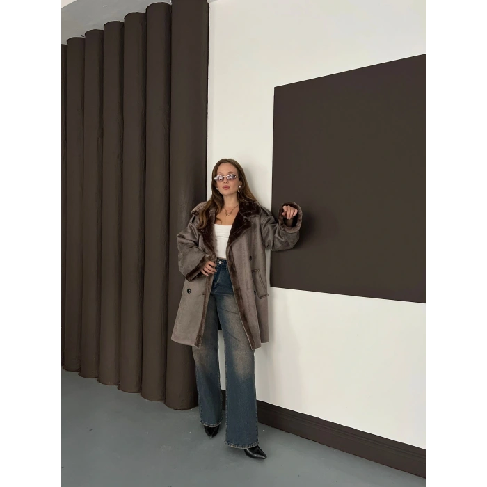 Peluş Detaylı Uzun Lamine Kaban Kahve