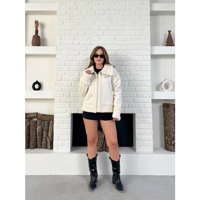 Yaka Kemer Detaylı Lamine Ceket Krem